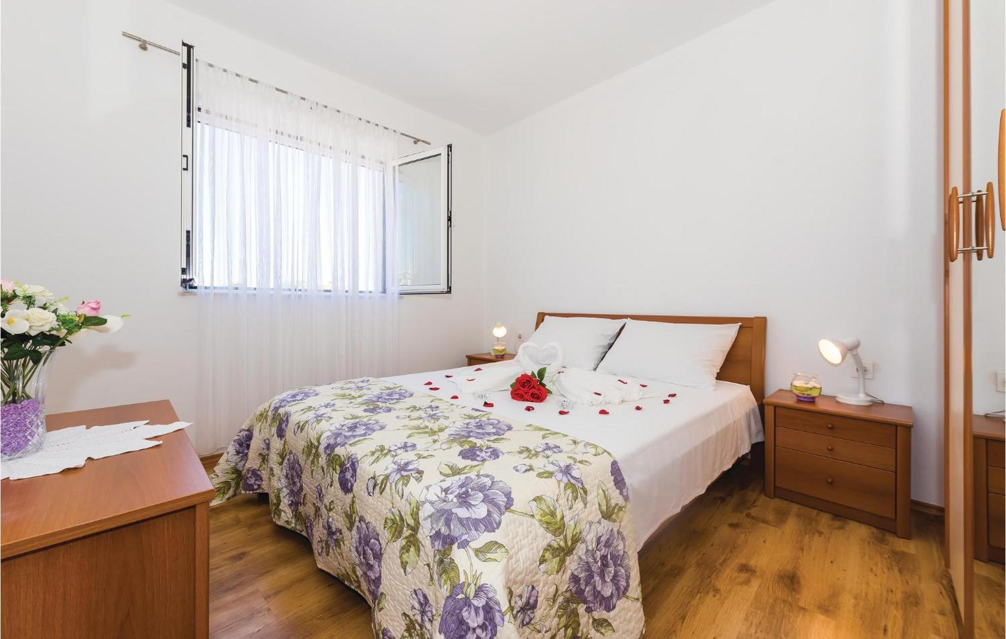 4 Bedroom Cozy Apartment In Vodice Exterior foto