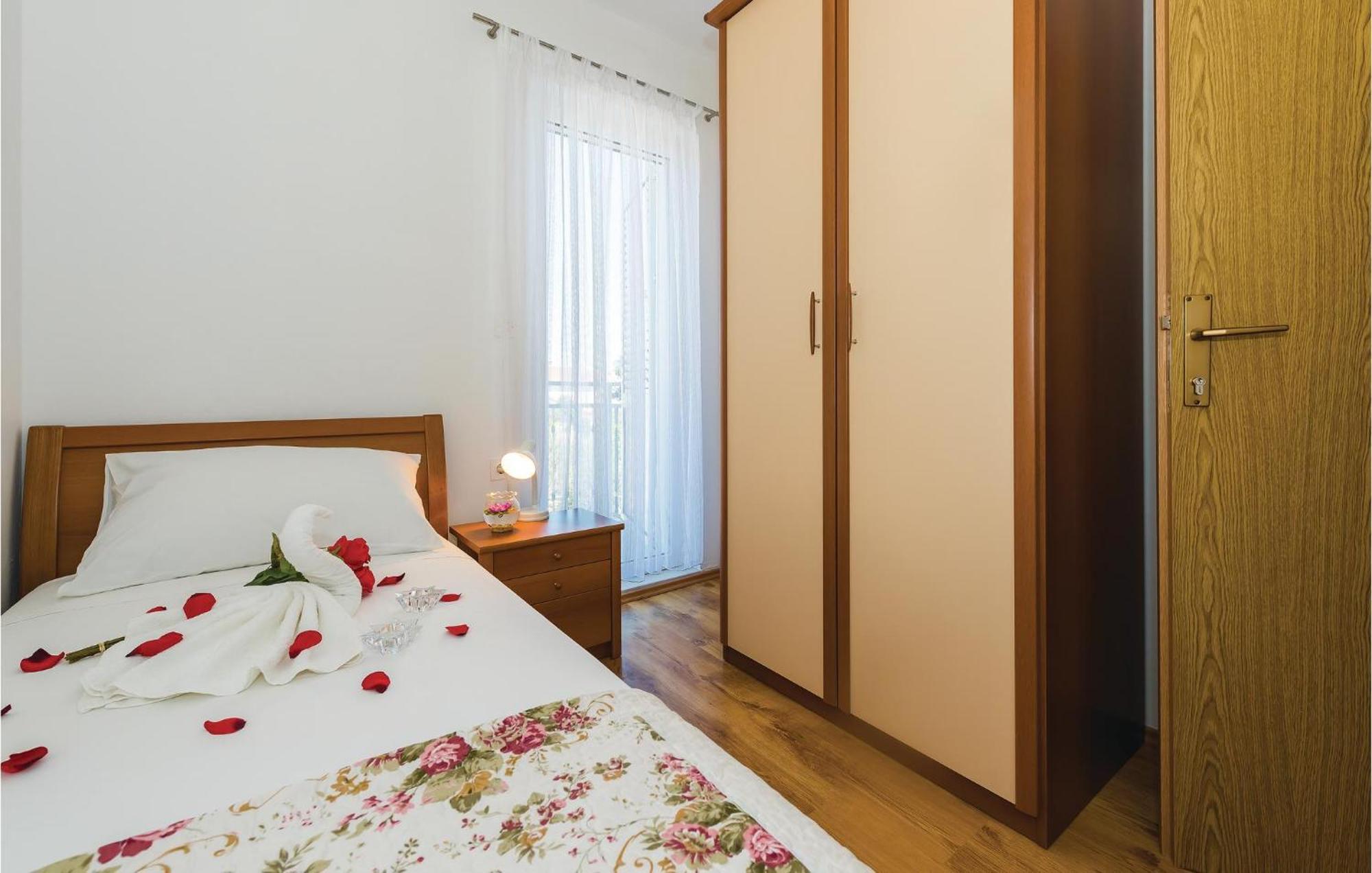 4 Bedroom Cozy Apartment In Vodice Exterior foto