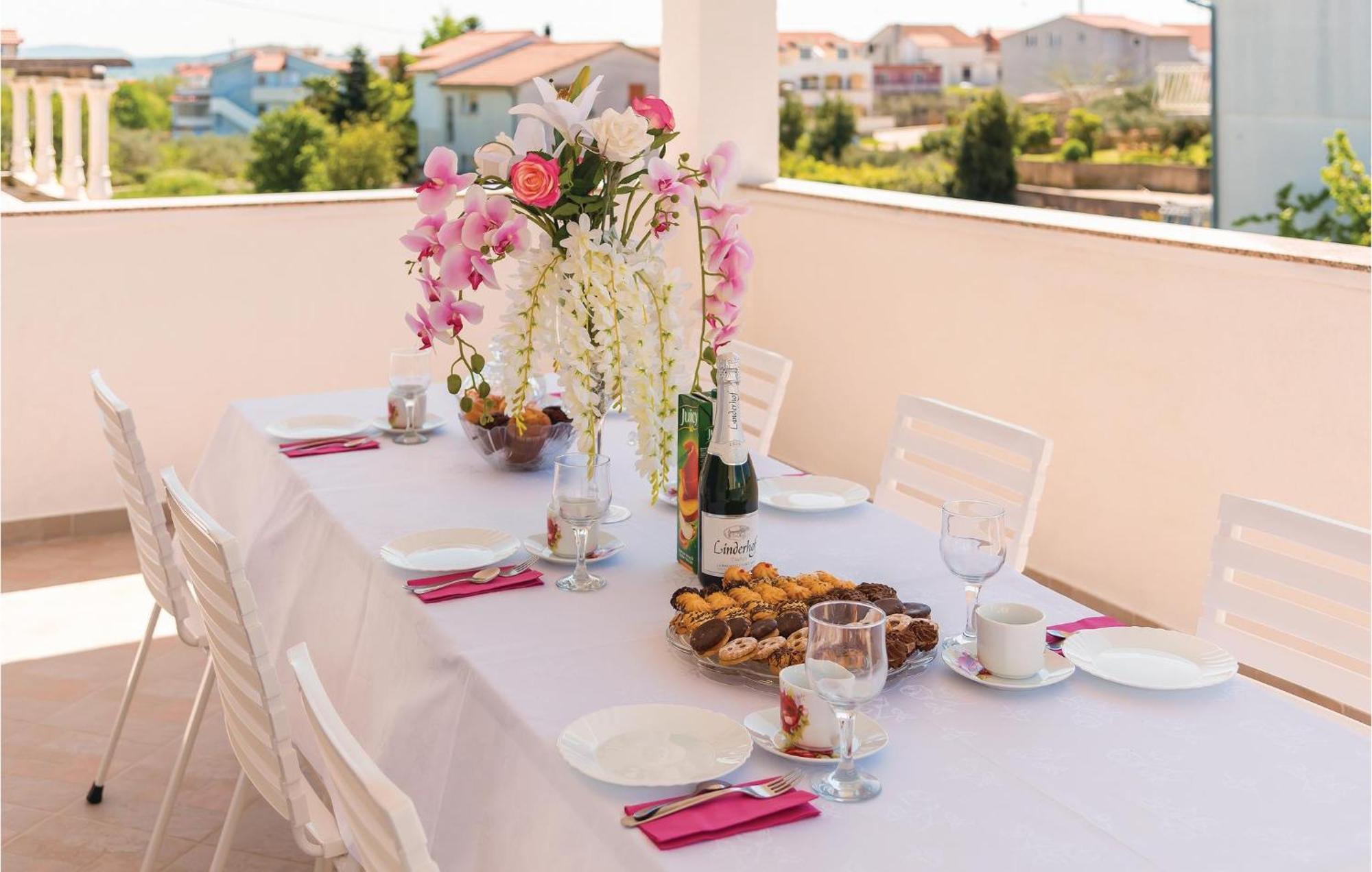 4 Bedroom Cozy Apartment In Vodice Exterior foto