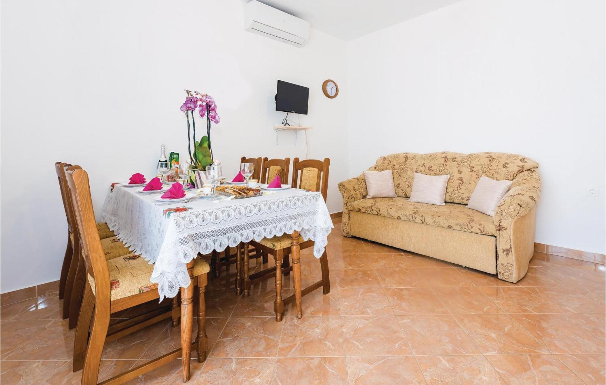 4 Bedroom Cozy Apartment In Vodice Exterior foto