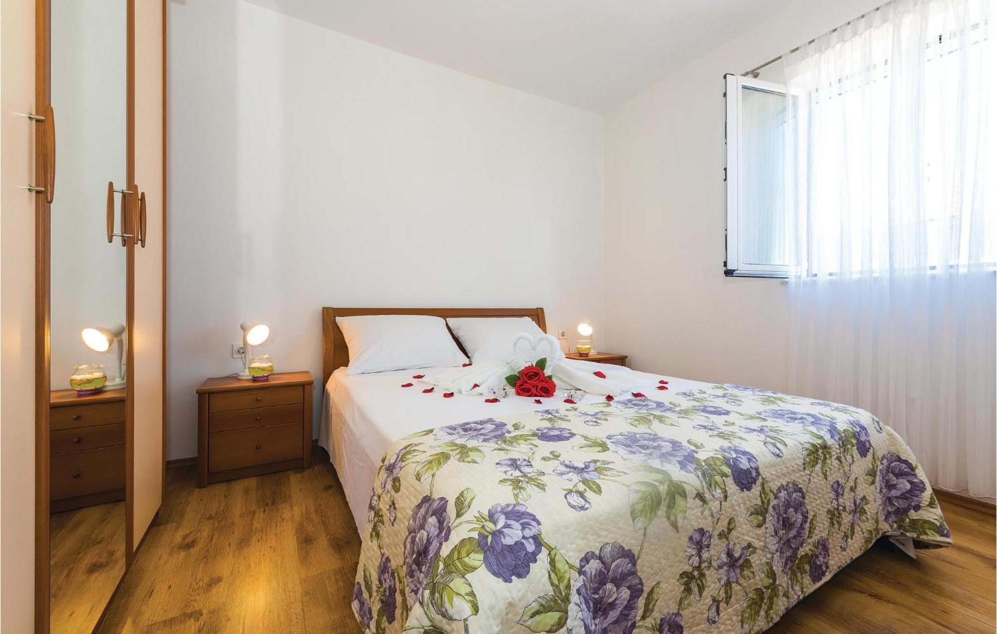 4 Bedroom Cozy Apartment In Vodice Exterior foto