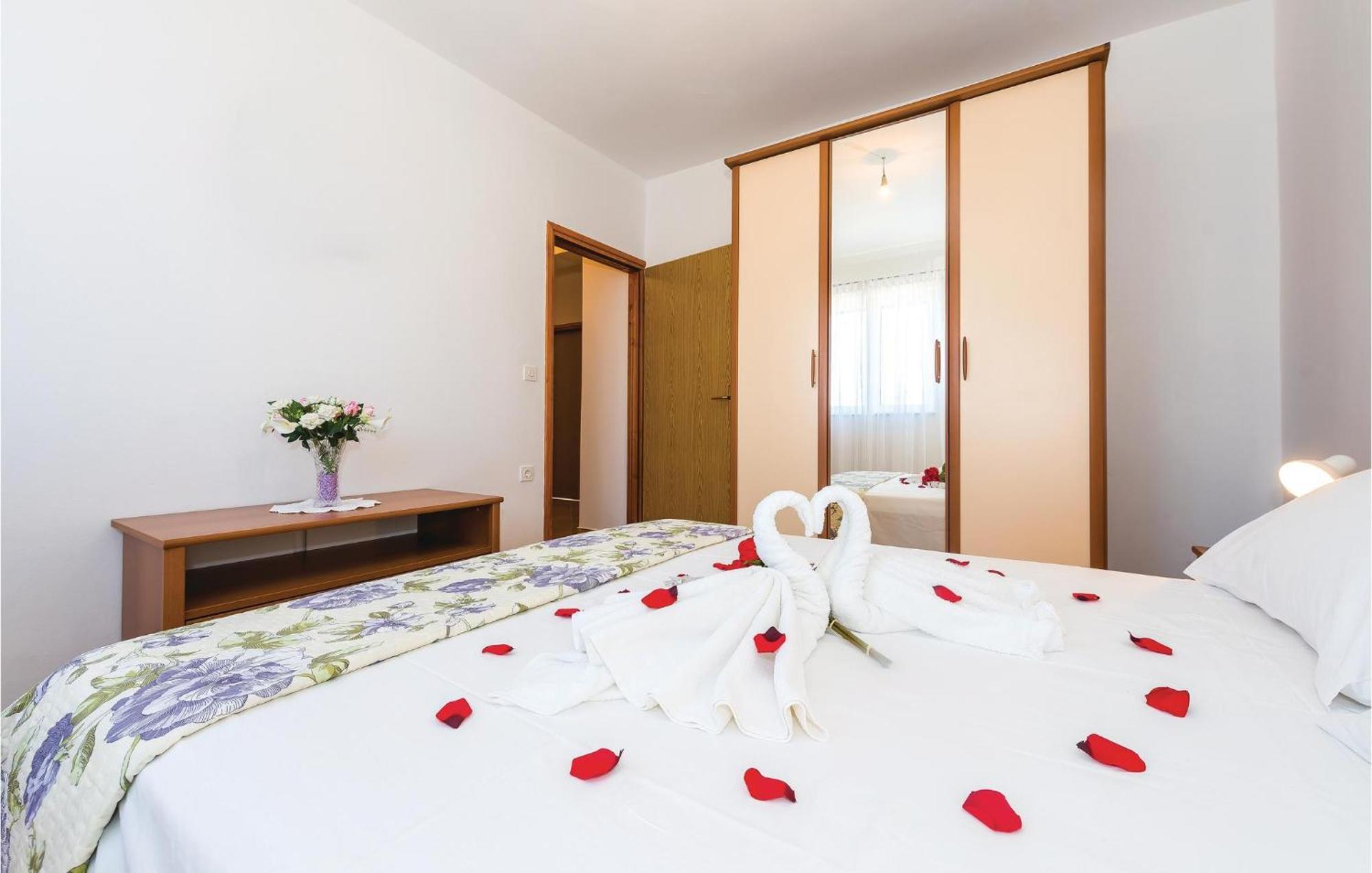 4 Bedroom Cozy Apartment In Vodice Exterior foto